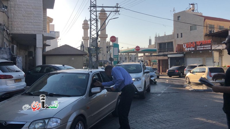 فيديو: وسط إقبال كبير .. الاستاذ وليد طه والاستاذ عادل عامر وكوادرهم داخل القائمة المشتركة يوزعون نشرتها الأولى ودعوة لمهرجان السبت